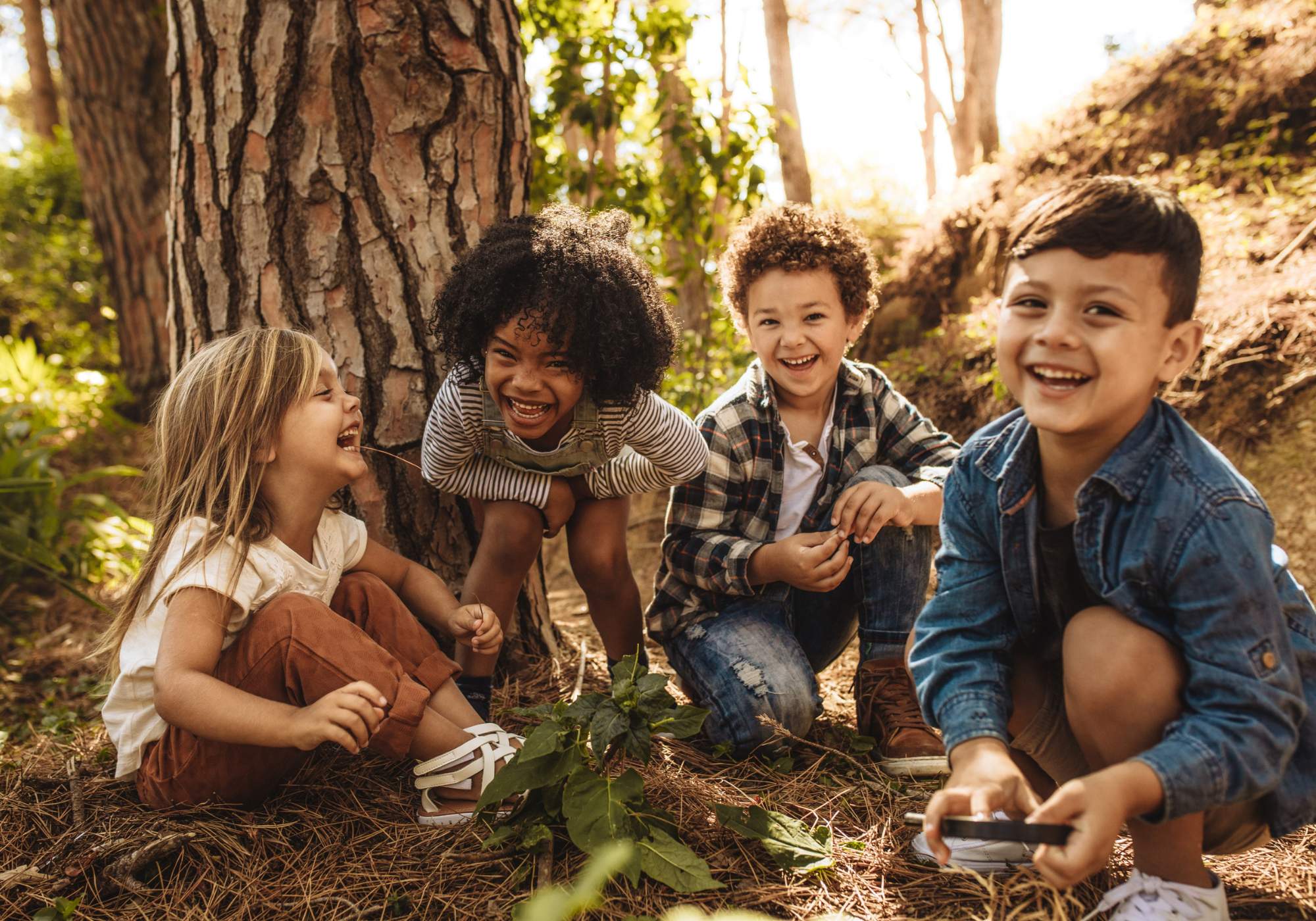 Kinderen  en tieners in het bos